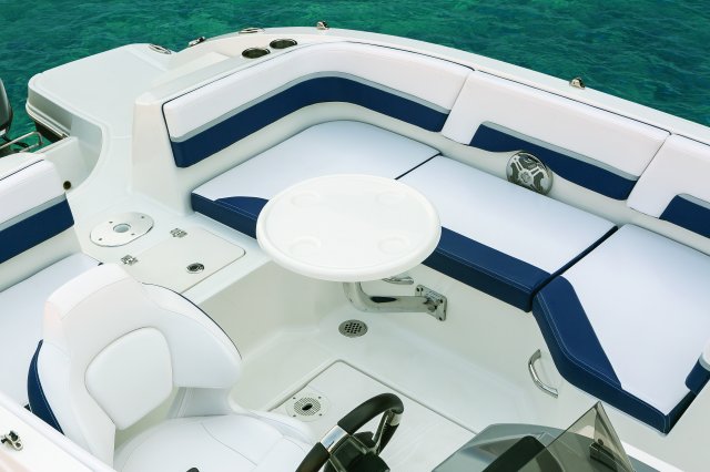 Chaparral 191 Suncoast Cockpit Seating